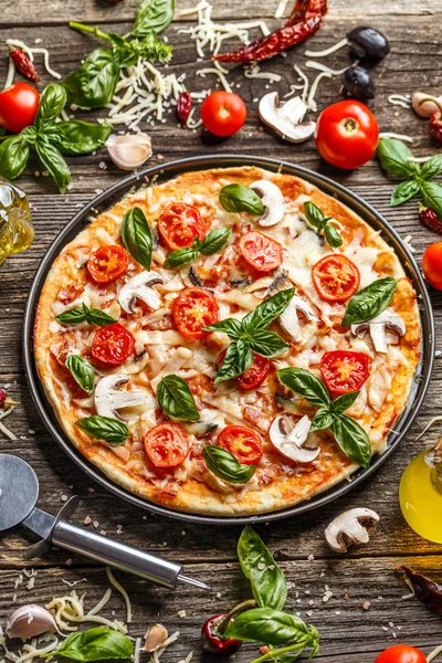 Pizza Mit Basilikumblättern Metallschale Auf Holzgrund Serviert — Stockfoto