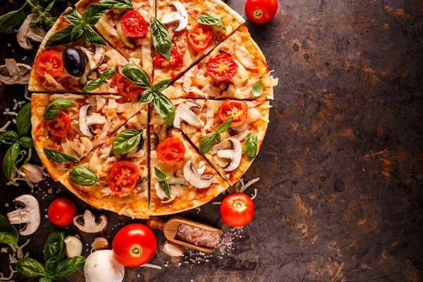 Složení Pizza Cherry Rajčaty Houbami Čerstvou Bazalkou Grungy Pozadí — Stock fotografie