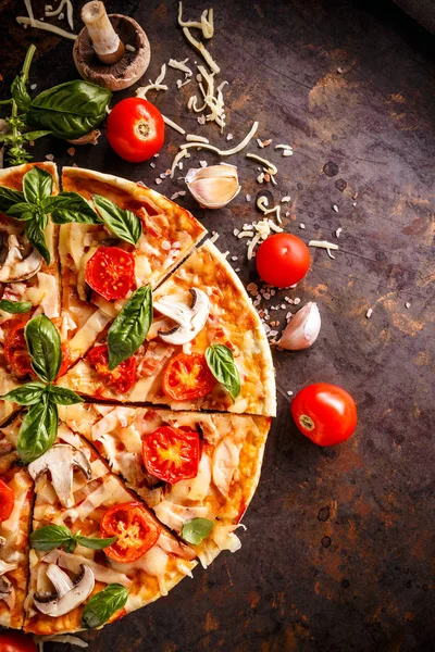 Ovanifrån Hemmagjord Italiensk Pizza Rostiga Bakgrund Och Färska Råvaror — Stockfoto