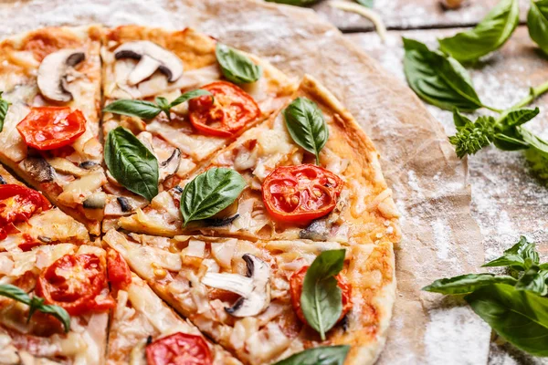 Lezzetli Pizza Fesleğen Yaprakları Ile Süslenmiş Bileşimi — Stok fotoğraf