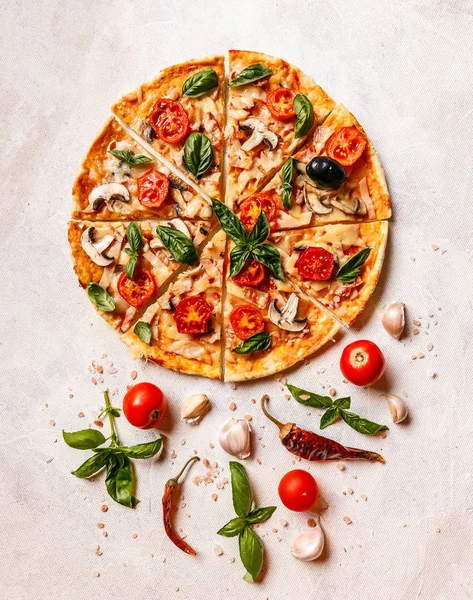 Färsk Hemmagjord Pizza Dekorerad Med Basilikablad — Stockfoto