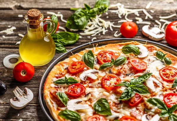 Tahta Masada Domatesli Peynirli Mantarlı Taze Pizza — Stok fotoğraf