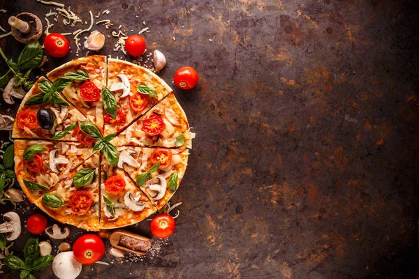 Состав Вкусной Пиццей Ингредиентами Место Текста Плоский Уголок — стоковое фото