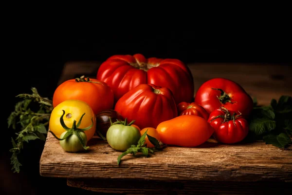 Pomodori Colorati Rossi Gialli Arancioni Verdi Sul Tavolo Legno Vintage — Foto Stock