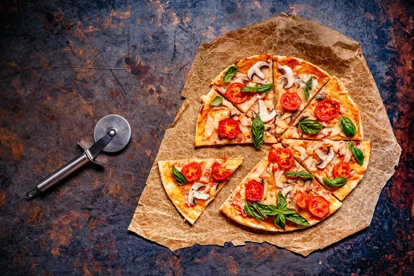 Вид Сверху Свежей Запеченной Пиццы Слайс Пиццы Подаваемый Винтажном Фоне — стоковое фото