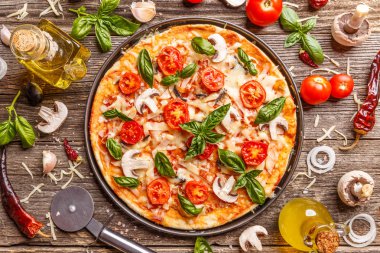 İtalyan pizza ahşap tahta ve çeşitli maddeler üzerinde düz yatırın