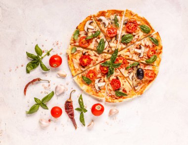 İtalyan pizza domates ve mantar, fesleğen yaprakları ile süslenmiş