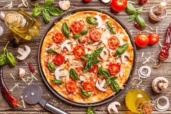 Talyan Pizza Ahşap Tahta Çeşitli Maddeler Üzerinde Düz Yatırın — Stok fotoğraf