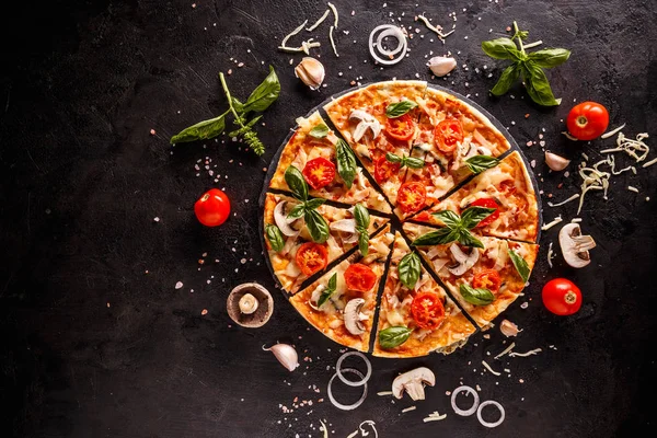 Sabrosa Pizza Con Cerezas Cebollas Champiñones Sobre Fondo Negro —  Fotos de Stock