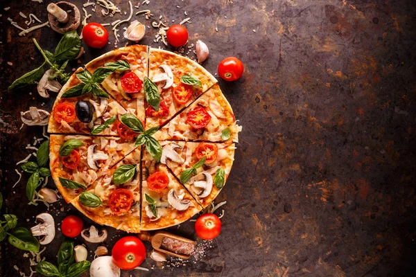 Composição Com Pizza Tomate Cereja Cogumelos Manjericão Fresco Espaço Para — Fotografia de Stock