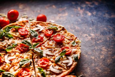İtalyan pizza peyniri, domates, mantar, fesleğen ile tepesinde 