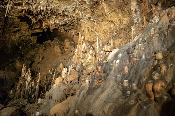Вапнякові Утворення Всередині Печери — стокове фото