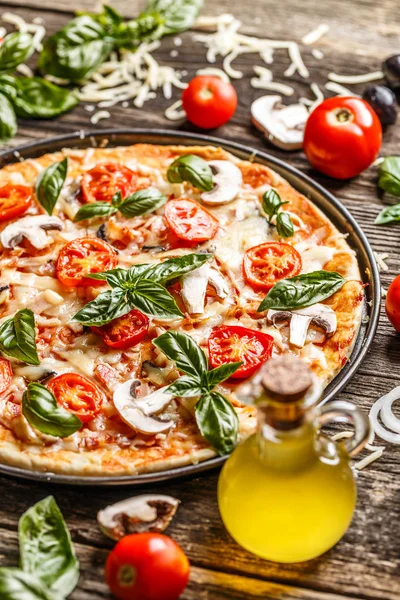 Italská Pizza Rajčaty Žampiony Zdobené Listy Bazalky — Stock fotografie