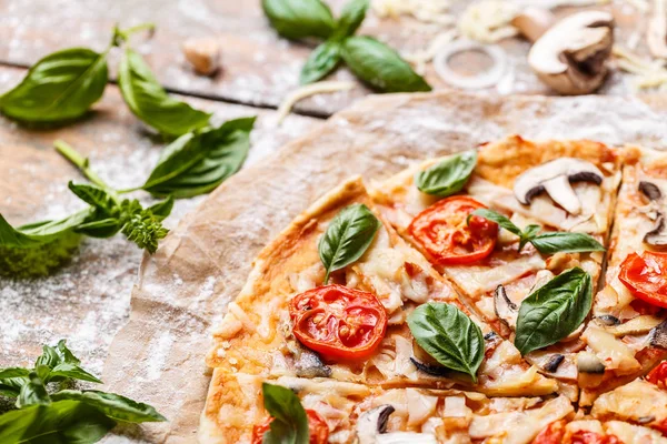 Ιταλική Πίτσα Ολοκληρώνεται Τυρί Τομάτα Μανιτάρια Και Βασιλικό — Φωτογραφία Αρχείου
