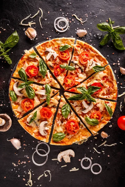 Квартира Лежала Итальянской Пиццей Черном Фоне Различных Ингредиентов — стоковое фото
