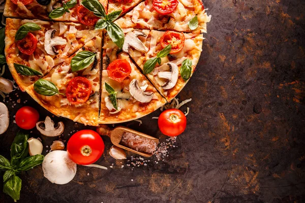 Склад Італійська Піца Його Інгредієнти Фоні Іржавий — стокове фото