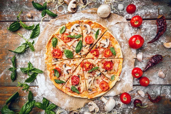 Conjunto Plano Pizza Italiana Sobre Fondo Madera Varios Ingredientes — Foto de Stock