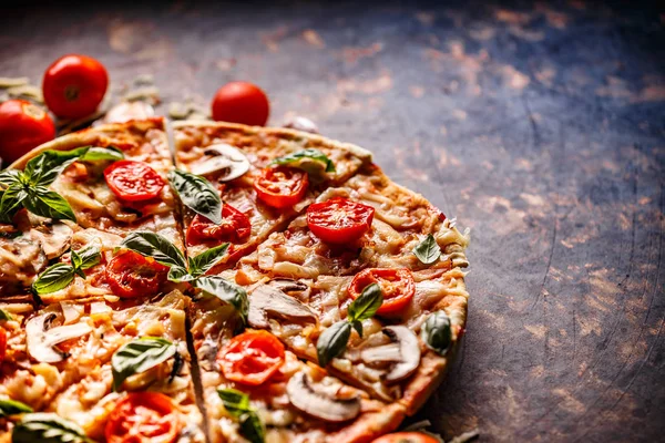 Ιταλική Πίτσα Ολοκληρώνεται Τυρί Τομάτα Μανιτάρια Και Βασιλικό — Φωτογραφία Αρχείου