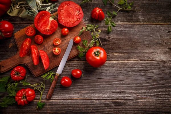 Composición Plana Con Tomates Jugosos Sobre Fondo Madera —  Fotos de Stock