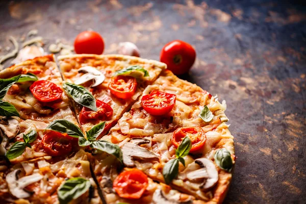 Tradicionális Olasz Pizzák Rusztikus Háttér — Stock Fotó