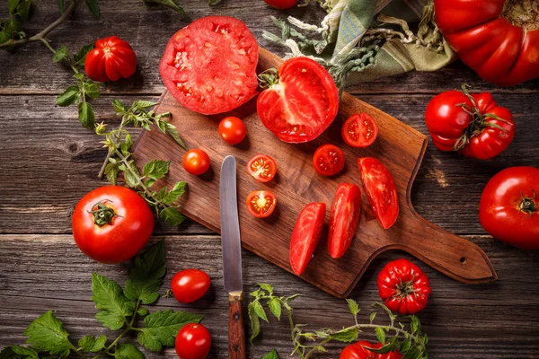 Preparazione Insalata Ingredienti Insalata Estiva Pomodori Fette Rossi Freschi — Foto Stock