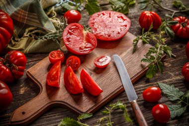 Ahşap kesme tahtası üzerinde doğranmış domates