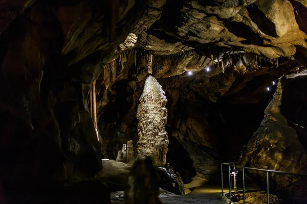 Печера Стастактитом Стеагмітом — стокове фото