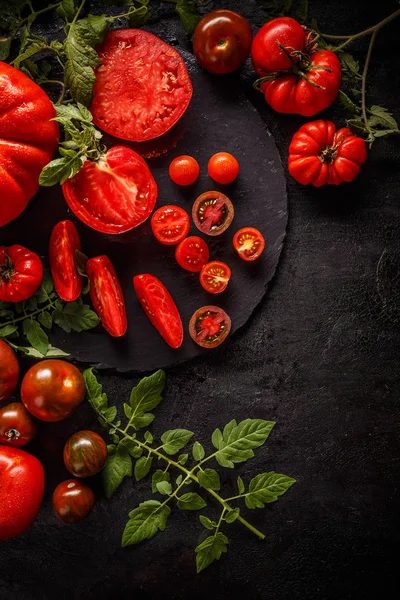 Tomates Rojos Frescos Rodajas Sobre Fondo Negro —  Fotos de Stock