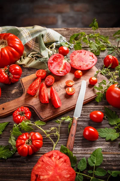 Tomate Auf Dem Schneidetisch Tomatenkonzept — Stockfoto
