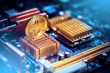 Altın bitcoin sikke bilgisayar anakart üzerinde. Yeni bağımsız dünya çapında cryptocurrency