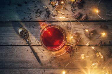 Düz Noel sıcak içecek cam ahşap zemin üzerinde yatıyordu