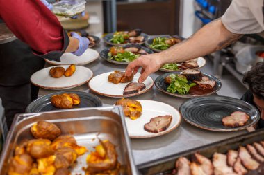 Aşçıların Restoran mutfağında çalışan takım 