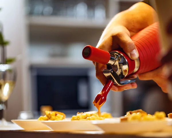 Creative Kitchen Concept Chef Decorating His Plate — Stock Photo, Image