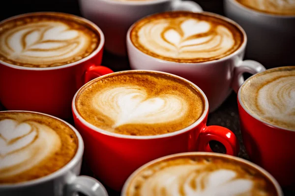 Cappuccino Latte Art Sötét Háttér Sok Csésze Közelről — Stock Fotó