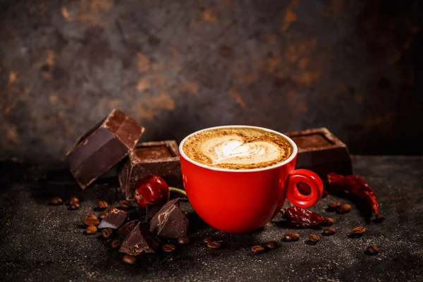 チリとビンテージの暗い背景にチョコレート風味を付けられたコーヒー — ストック写真
