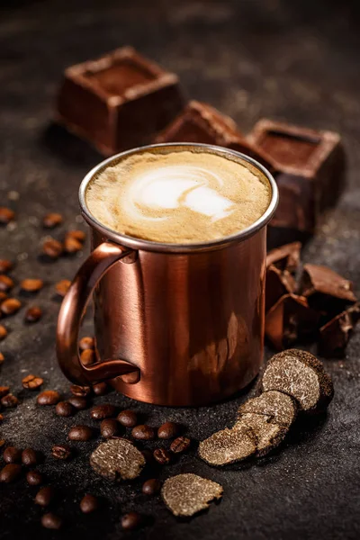 Truffel Chocolade Smaak Gebrachte Koffie Latte Donkere Achtergrond — Stockfoto