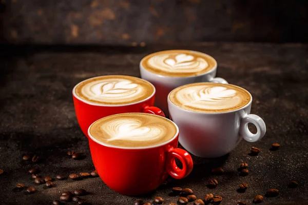 Csésze Kávé Sötét Háttér Gyönyörű Latte Art — Stock Fotó