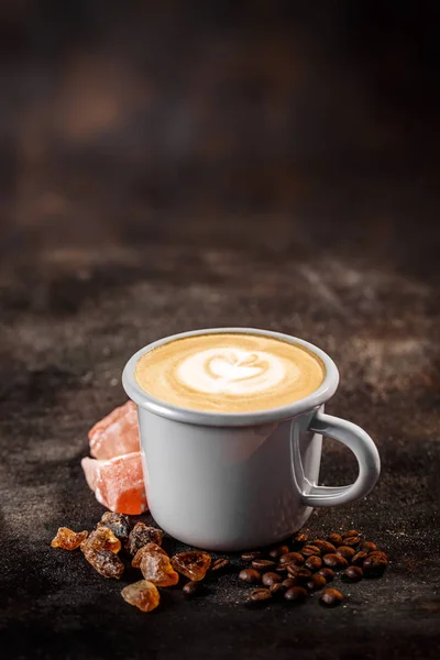 新鲜咖啡在一个白色的杯子与奶油 — 图库照片