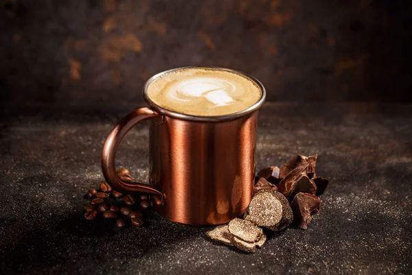 咖啡杯与松露和巧克力在一个黑暗的复古背景 — 图库照片