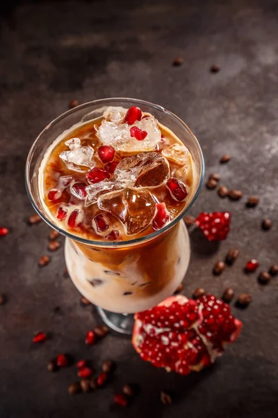 Café Helado Con Leche Vaso Alto Con Sabor Jarabe Granada —  Fotos de Stock