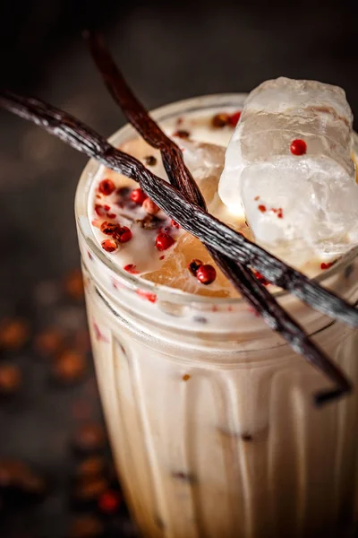 背の高いグラスのアイス コーヒー カフェラテ ピンク胡椒とバニラのクローズ アップ — ストック写真