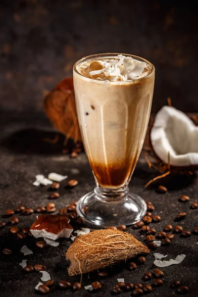 Kokosnoot Latte Smoothie Met Koffie Kokosmelk Stukjes Kokosnoot — Stockfoto