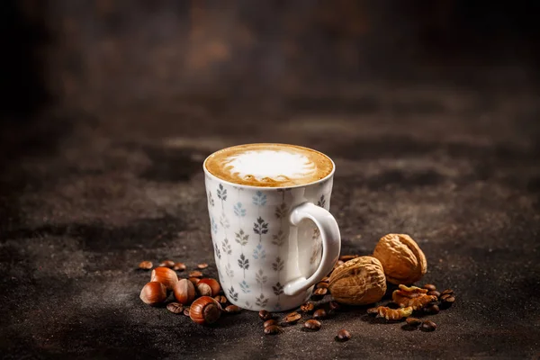 Hrnek Latte Káva Příchutí Lískových Vlašských Ořechů Vinobraní Tmavém Pozadí — Stock fotografie