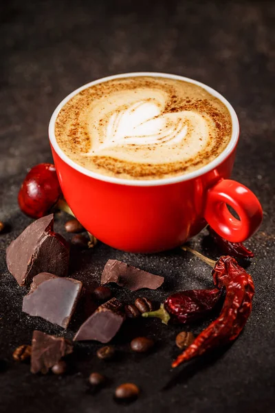 チリと暗い背景にチョコレート風味を付けられたコーヒー — ストック写真