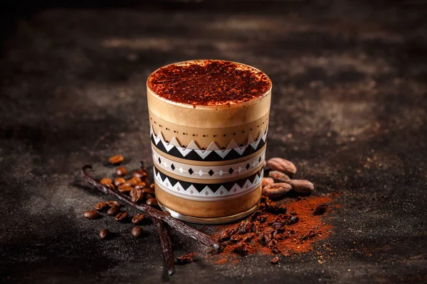 바닐라와 빈티지 어두운 배경에서 코코아와 커피의 클로즈업 스톡 이미지