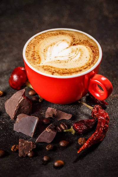 Koffiekopje Met Chili Peppers Chocolade Een Donkere Achtergrond Van Vintage — Stockfoto