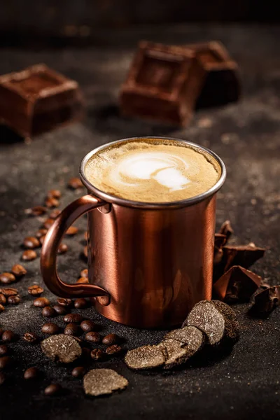 トリュフとビンテージの暗い背景にチョコレート風味を付けられたコーヒー カフェラテ — ストック写真