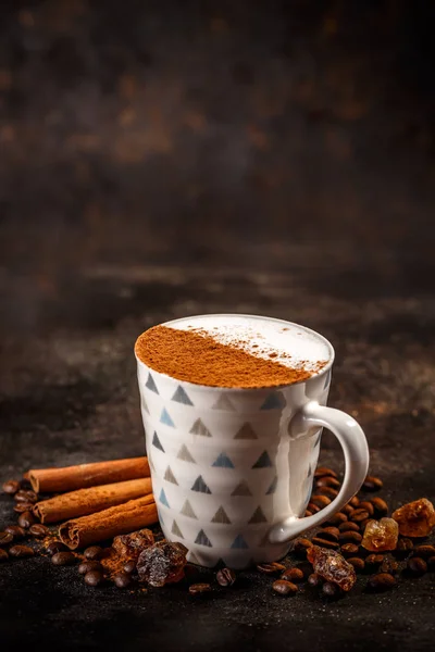 Koffie Latte Versierd Met Kaneel Poeder Kopie Ruimte — Stockfoto