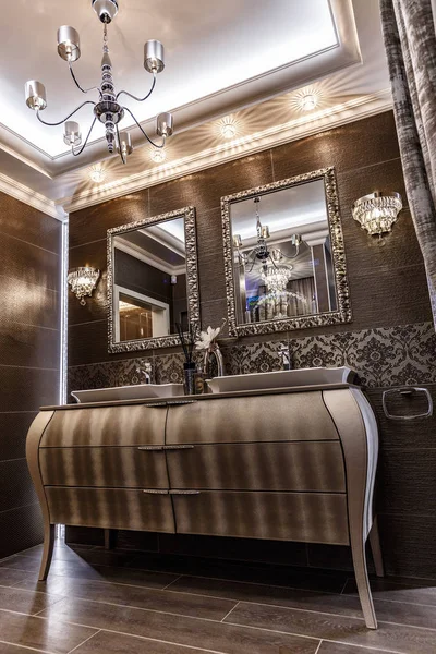 Banheiro Elegante Cores Castanhas Com Dois Dissipador — Fotografia de Stock