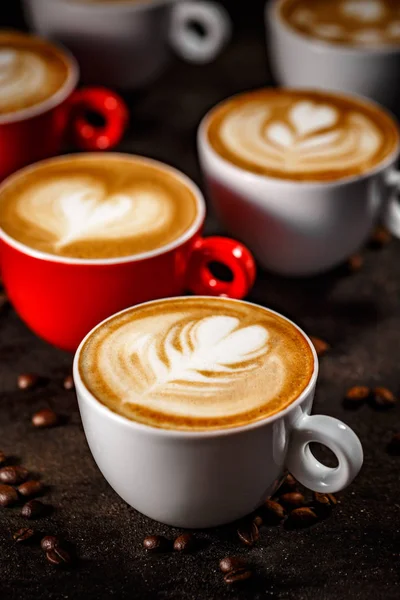 Cappuccino Latte Art Sötét Háttér Számos Csésze — Stock Fotó